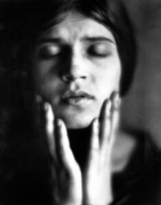 © Edward Weston, Ritratto di Tina Modotti, Messico, 1923